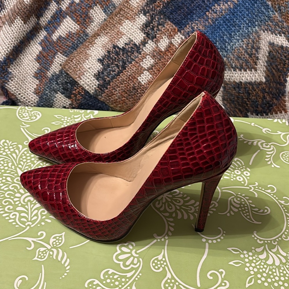Red high heels. - Picture 3 of 5